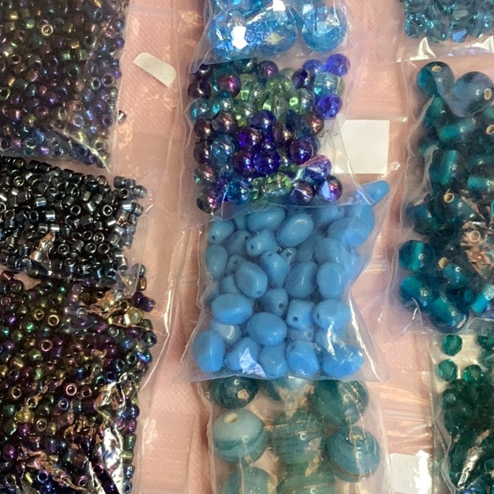 Lot #34 Jewelry Making Seed Beads and Larger Beads by the Hund… - Picture 9 of 9